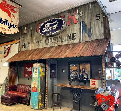 Barn Bar, Man Garage, Garage Loft, Barn Shop, Cool Garages, Diy Home Bar, Old Garage, Barn Garage, Man Cave Home Bar