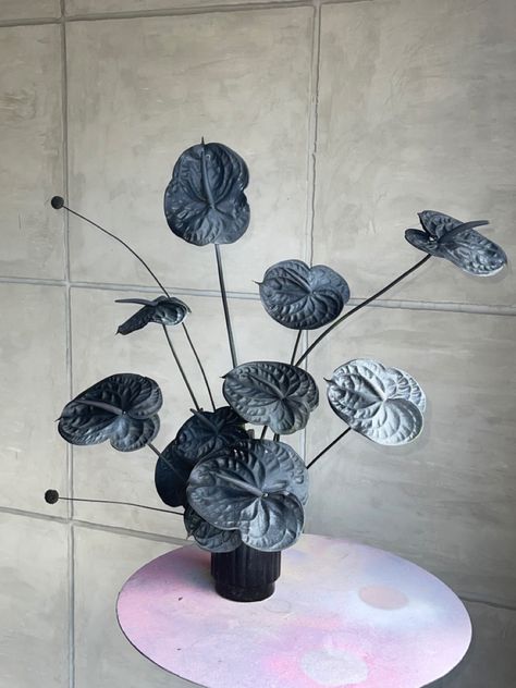 Black Flowers Arrangement, Black Anthurium, Monochromatic Flowers, Sogetsu Ikebana, Green Wedding Flowers, Flower Arrangement Designs, Ikebana Flower Arrangement, Boquette Flowers, Dark Flowers