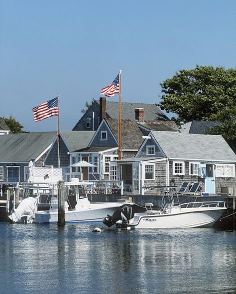 Our happy place 🏠🌾 #nantucket #nantucketisland #ack #greylady #02554 Nantucket In The Fall, Kiki Core, Coastal Americana, Nantucket Aesthetic, Brindleton Bay, Nantucket House, Nantucket Style Homes, Nantucket Cottage, Grad Trip