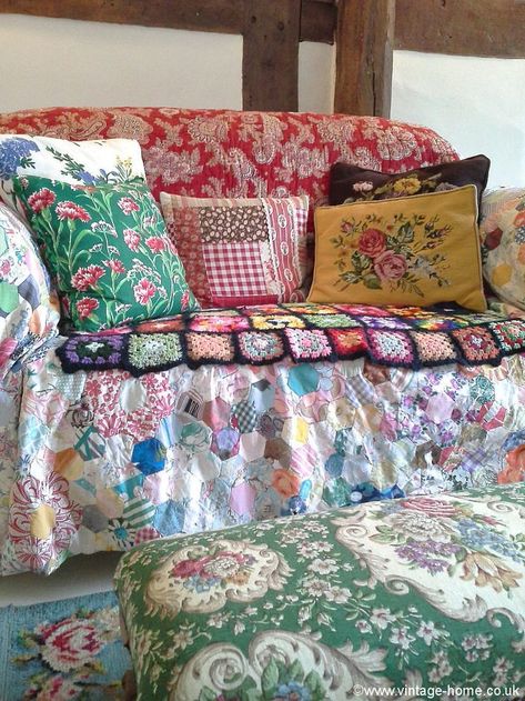 Eclectic English Cottage, Blanket On Sofa, Cottage Sofa, Granny Chic Decor, Cottage Cozy, French Quilt, Wool Crochet, Country Chic Cottage, Red French