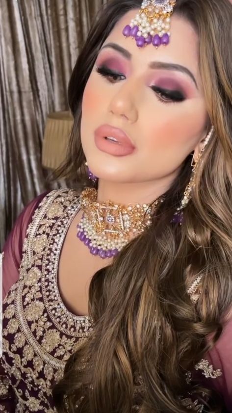 Purple Lehnga Makeup Look, Makeup With Lavender Outfit Indian, Makeup With Light Purple Dress, Dark Purple Dress Makeup, Makeup For Magenta Outfit, Makeup For Dark Purple Dress, Purple Gold Eye Makeup, Makeup Looks Pakistani, Purple Bridal Makeup