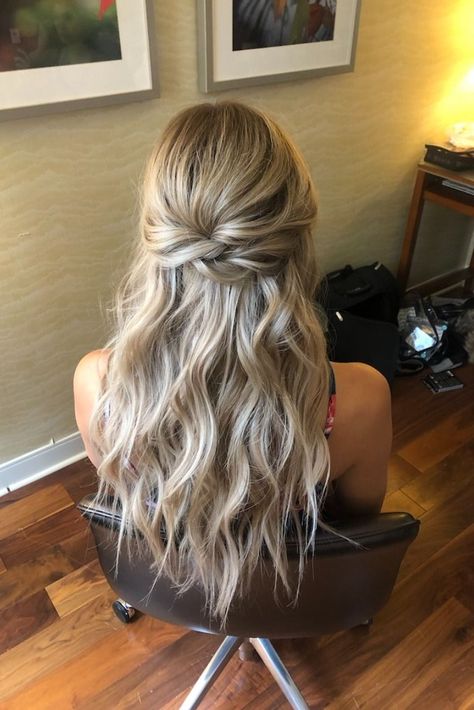 half up half down hair styles for long hair Half Up Maid Of Honor Hair, Made Of Honor Hair, Curled Half Up Half Down, Prom Hair Medium Length, Hoco Court, Grad Hair, Half Up Half Down Prom, Bridesmaid Hair Inspo, Bridemaids Hairstyles