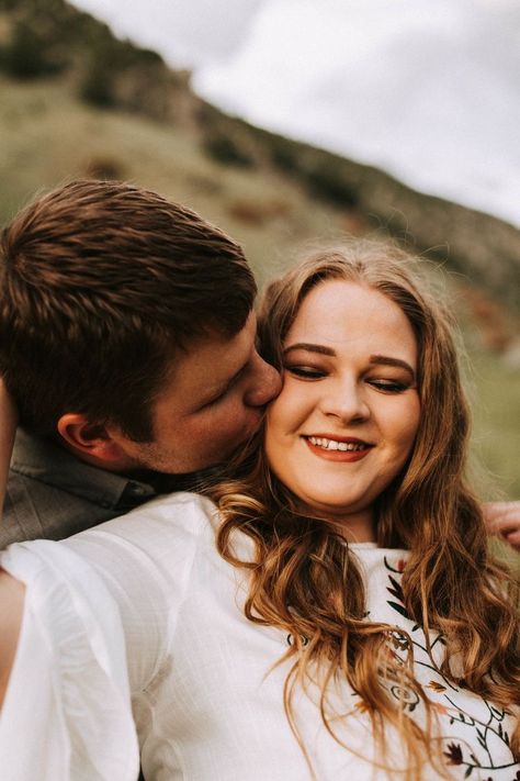 Plus Size Photography Poses Couples, Rustic Outfit, Plus Size Engagement Photos, Unique Engagement Photo Poses, Casual Engagement Photos, Fall Engagement Pictures, Utah Wedding Photography, Summer Engagement Photos, Outfits Jeans