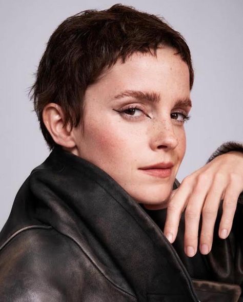 Emma Watson Pixie, Emma Watson Short Hair, Micro Pixie, Pixie Haircut Styles, Hair Raising, Very Short Hair, Pixie Haircuts, Short Pixie Cut, Short Pixie Haircuts