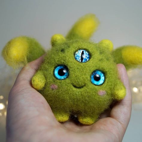 Needle Felted Monsters, Felted Monsters, Wool Felting Animals, Felted Creatures, Felt Ornaments Diy, Felt Monster, Felt Craft Projects, Felting Diy, Needle Felting Diy