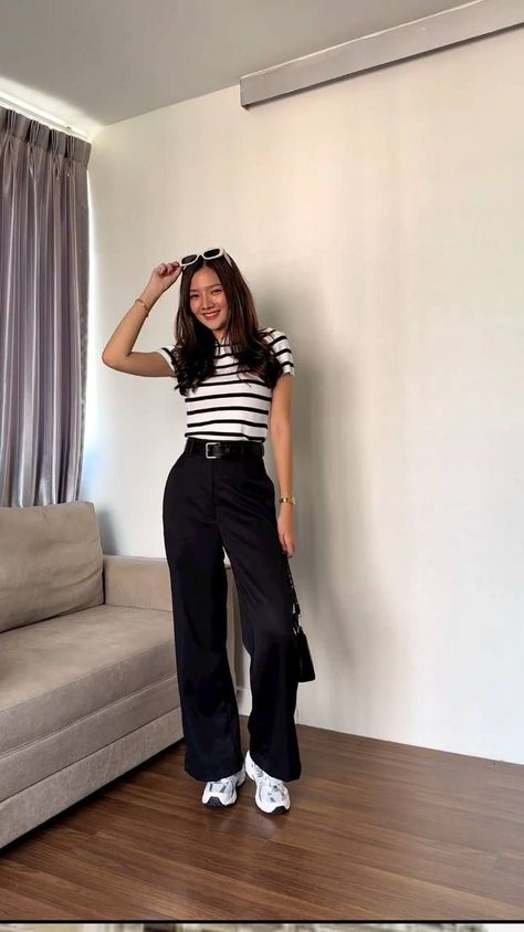 Outfits With Black Jeans Aesthetic, Simple Black Outfits Casual, Formal Outfits With Jeans, Indian Workwear Women, Casual Black Jeans Outfit, Indian Casual Outfits, Ideas De Outfits Juveniles, Semiformal Outfit Mujer, Black Jeans Outfit Aesthetic