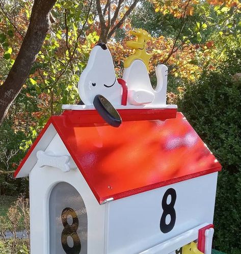 29 Home Products Your Friends Will Be Buzzing About Mailbox With Post, Snoopy Mailbox, Mailbox Birdhouse, Mailboxes Ideas, Personalized Mailbox, Unique Mailboxes, Mailbox Ideas, Custom Mailboxes, Cedar Roof