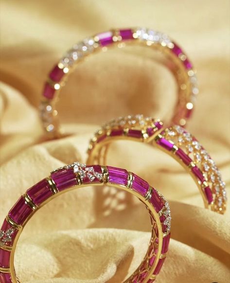 Gajara Bangles, Ruby Bangles Gold, Ruby Bangles Indian, Ruby Necklace Designs, Ruby Bangles, Diamond Bangles, Diamond Pendants Designs, Diamond Earrings Design, Bridal Jewelry Vintage