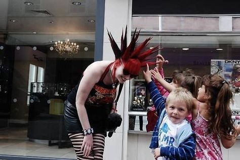 I wanna be your friend. | 23 Pictures That Prove Punks Are Actually Total Softies Punk Culture, Punks Not Dead, Punk Aesthetic, Faith In Humanity Restored, Estilo Punk, Punk Goth, Paramore, Faith In Humanity, Punk Fashion