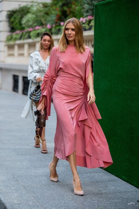 7 New Street Style Trends Taking Off in Paris Right Now Jenny Walton, Haute Couture Paris, New Street Style, Street Dress, Paris Fashion Week Street Style, Looks Street Style, Street Style Trends, Couture Week, Street Style Inspiration