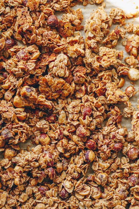 Homemade Maple Hazelnut Granola – healthienut – Easy to follow plant-forward recipes Gingerbread Baked Oatmeal, Hazelnut Granola, Vanilla Almond Granola, Maple Granola, Pumpkin Spice Granola, Granola Recipe Homemade, Almond Granola, Chocolate Granola, Yummy Meals