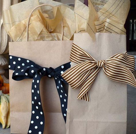 Brown bags for gift wrap Lunchbox Packaging, Birthday Wrapping Ideas, Beautiful Christmas Wrapping, Polka Dot Umbrella, Decorated Gift Bags, Tissue Paper Wrapping, Wrapping Presents, Paper Lunch, Simple Gift Wrapping