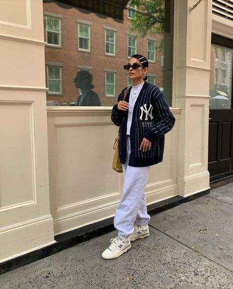 Danie on Instagram: “shout out to my yankees, shout out derek jeter <3” My Yankees, Danie Sierra, Like Aesthetic, Top Aesthetic, Derek Jeter, Looks Street Style, Streetwear Fashion Women, Lookbook Outfits, Streetwear Outfit