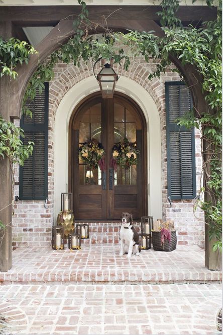 Outdoor accessories are the perfect way to share season greetings with your friends, family and neighbors right from your front door step. Click for tips! Exterior Brick Colors, White Wash Brick, Interior Vintage, Brick Exterior House, Casas Coloniales, Brick Colors, Design Exterior, Painted Brick, Mediterranean Homes