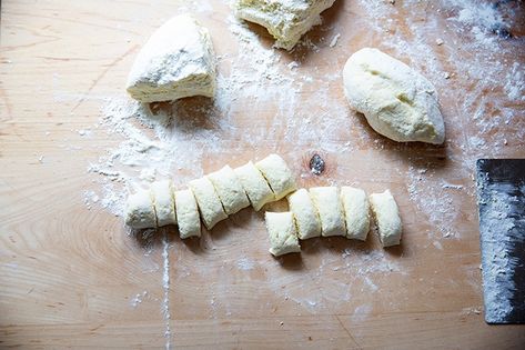 Easy Homemade Ricotta Gnocchi | Alexandra's Kitchen Mashed Potato Gnocchi, Gnocchi Ricotta, Ricotta Gnocchi, Making Gnocchi, Gnocchi Recipe, Thomas Keller, Gluten Free Ideas, Homemade Gnocchi, Ricotta Recipes