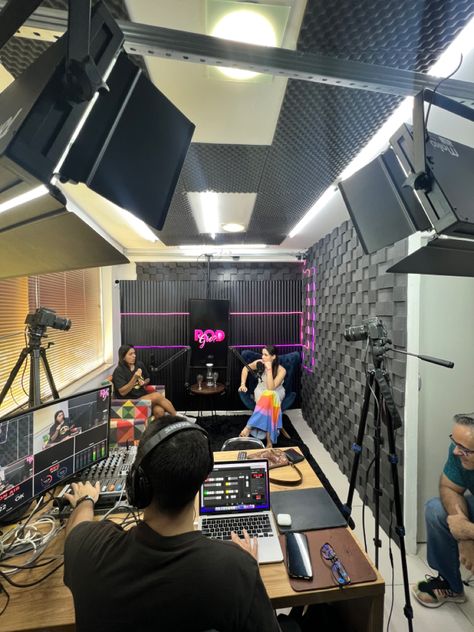 Home Streaming Studio, Small Studio Setup Ideas, Podcast Rooms Ideas, Podcast Setup Ideas Background, Video Recording Studio Design, Podcast Interior Design, At Home Podcast Studio, Podcast Studio Setup Ideas, Studio Podcast Design