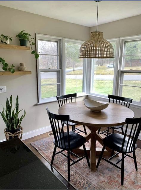 Black Dining Table Small Apartment, Apartment Dining Room Table, Circle Table Breakfast Nook, Small Circle Kitchen Table, Round Breakfast Nook Table, Kitchen Breakfast Table, Dining Room In Kitchen, Breakfast Area Ideas, Circle Kitchen Table