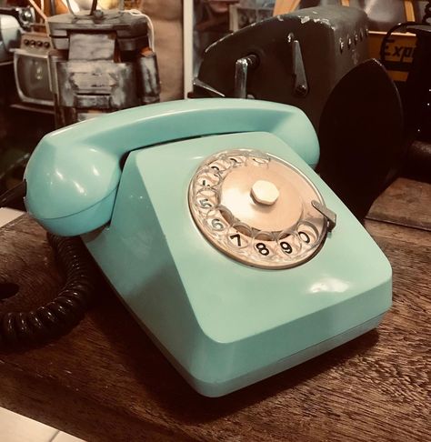 YOZI Raridades & Curiosidades on Instagram: “Há os anos 60...quando não se economizavam nas cores ou formas. Funcionalidade e puro design! Que tal esse Telefone vintage, para decorar o…” Desk Phone, Corded Phone, Ring Ring, Antique Items, Landline Phone, Festival, Electronic Products, On Instagram