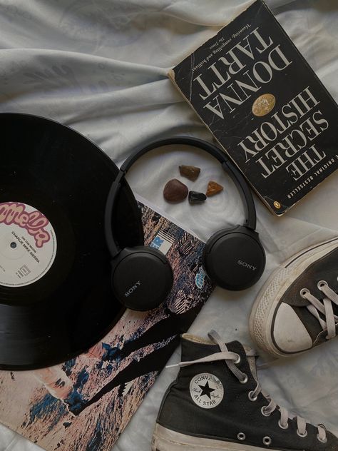 vinyl, headphones, converse, the secret history Elina Core, Farah Core, Sony Wh Ch510, Headphones Vintage, Aesthetic Headphones, Aesthetic Converse, Converse Aesthetic, Eleanor And Park, Vinyl Aesthetic