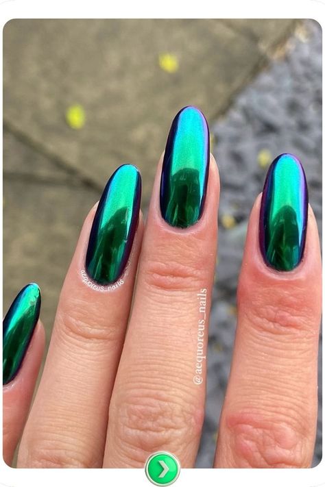 Green chrome nails with a reflective, futuristic finish. These bold, metallic nails are ideal for standout looks during winter celebrations or festive parties. Blue Green Chrome Nails, Teal Chrome Nails, Blue Green Nails, Green Chrome Nails, Nails Xmas, Winter Nail Ideas, Green Chrome, Metallic Nails, Winter Nail