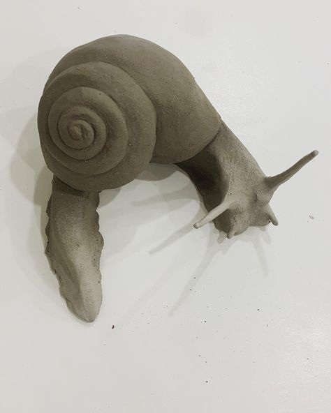 Ceramic Snails Handmade, Easy Pottery Sculpture Ideas, Snail Ceramic Sculpture, Snail Clay Art, Ceramic Snail Pottery, Snail Clay Sculpture, Clay Snails Sculpture, Air Dry Clay Snail, Ceramic Sculpture Ideas Creative