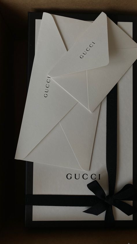 Gucci Wrapping Paper, Shipping Labels Aesthetic, Luxury Fashion Packaging, Luxury Brand Aesthetic, Gucci Details, Gucci Packaging, Gucci Branding, Gucci Aesthetic, Luxury Brand Packaging