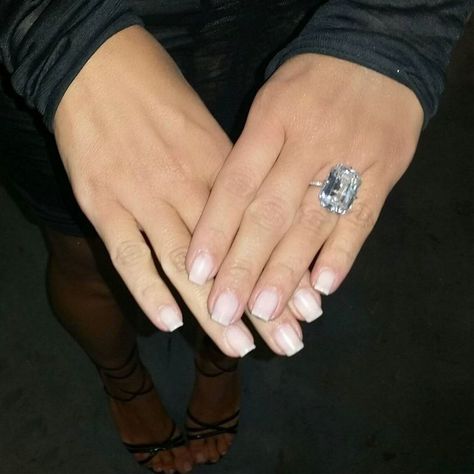 Kim Kardashian Nails, Kardashian Nails, Nail Piercing, Nail Art Pictures, Pink Manicure, Latest Nail Trends, Gel Mani, Celebrity Engagement Rings, Kim Kardashian Style