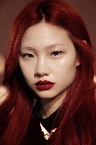 Hoyeon Jung (@hoooooyeony) Brick Red Hair, Festive Holiday Makeup, Blue Red Lipstick, Brick Red Lipstick, Golden Eyeshadow, Raspberry Lips, Jung Hoyeon, Hoyeon Jung, Holiday Makeup Looks