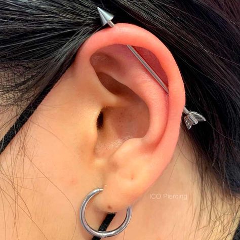 Ear Piercings Arrow, Arrow Industrial Piercing, Dainty Industrial Piercing, Ear Piercing Industrial, Industrial Ear Piercing, Piercing Transversal, Pretty Piercings, Ear Piercings Industrial, Piercing Industrial