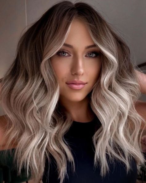 Dirty Blonde Hair with White Money Piece Root Smudge Blonde, Dirty Blonde Hair Ideas, Ash Blonde Hair Balayage, Color Melting Hair, Natural Dark Blonde, Beige Blond, Tan Skin Blonde Hair, Blonde Hair Ideas, Dark Blonde Hair Color