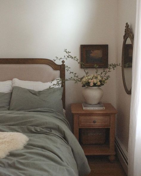 Oatmeal Colored Walls, Granola Bedroom Ideas, Cozy French Bedroom, French Countryside Interior, Flower Aesthetic Bedroom, Farmhouse Vintage Bedroom, Soft Cottagecore Aesthetic Bedroom, Green Cottagecore Bedroom, Wedding Photos In Bedroom