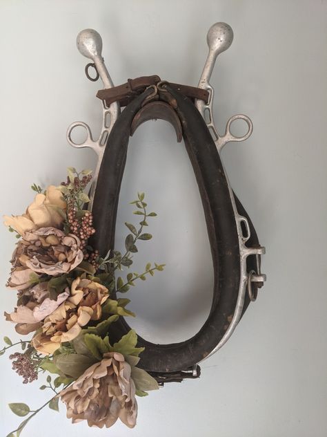 A used horse collar turned into a cute decoration Horse Collars Repurposed, Horse Collar Wreaths, Horse Tack Decor, Horse Collar Decor Ideas, Horse Collar Decor, Wreath Around Horse Neck, Horse Bit Decor, Horse Head Wreath Form, Horses Head Wreath