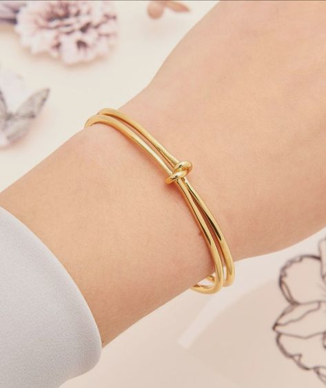 Simple Gold Bangle, Cuff Bracelet Gold, Gold Bracelet Simple, Gold Bangles For Women, Jewelry Bracelets Gold, Gold Rings Fashion, Gold Ring Designs, Bangles Jewelry Designs, Gold Jewelry Simple