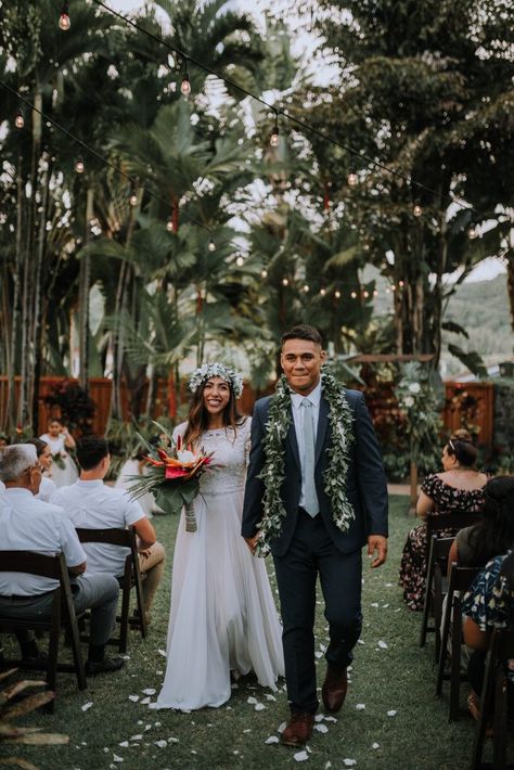 This blog includes tips for brides getting married in Oahu, Hawaii. This includes top wedding vendor recommendations in Oahu, Hawaii | Post by Anela Benavides, Hawaii wedding photographer Small Private Wedding, Oahu Wedding Venues, Wedding Venues Hawaii, Big Island Wedding, Unusual Wedding, Oahu Wedding, Wedding Info, Hawaiian Wedding, Maui Weddings