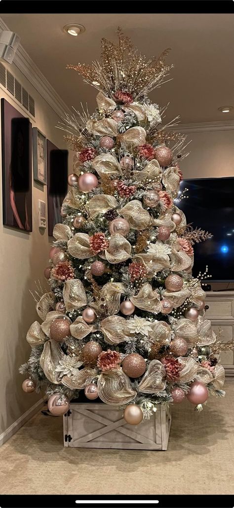 Creative Christmas Tree Ideas, Champagne Christmas Tree, Christmas Tree Colour Scheme, Pink Christmas Tree Decorations, Glam Christmas Tree, Rose Gold Christmas Tree, Christmas Tree Decorations Ribbon, Elegant Christmas Tree Decorations, Christmas Tree Inspo