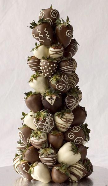 Make your Valentine's Day display look as good as it tastes! How cool is this chocolate covered strawberry tree? #chocolatecoveredstrawberries Chocolate Covered Strawberry Tree, Strawberry Tower, Egg Benedict, Strawberry Tree, Decorações Com Comidas, Chocolate Covered Strawberry, Gourmet Desserts, Snacks Für Party, Covered Strawberries