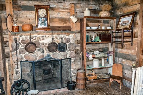 Texas Pioneer Living | Phototrip East TX 01-13-12 | Paul A. Valentine | Flickr Pioneer Home Decor, Pioneer Aesthetic, Pioneer Living, Pioneer House, Pioneer Days, Pioneer Life, Rustic Log Cabin, Small Log Cabin, Hunting Cabin