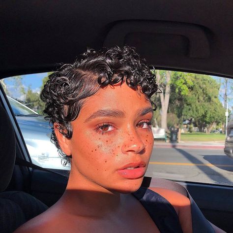 Finger Waves Short Hair, Natural Hair Short Cuts, Short Sassy Hair, Penteado Cabelo Curto, Short Natural Hair Styles, Curly Hair Cuts, Short Curly Hair, Pixie Hairstyles, Natural Curls