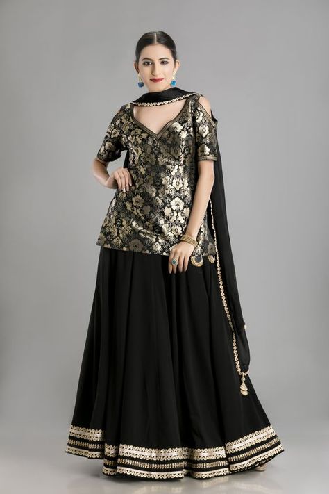 Black Lehnga Dress, Choli Black, Black And Gold Lehenga, Suit Stitching, Gold Lehenga, Designer Bridal Lehenga Choli, Indian Kurti Designs, Wedding Lehengas, Bridal Lehenga Collection