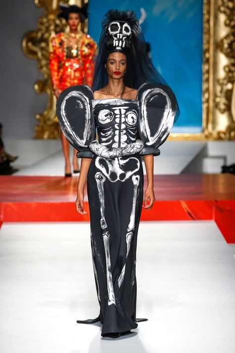 Moschino Spring 2020, Carlyne Cerf De Dudzeele, Moschino Fashion, Milan Fashion Week Spring 2020, Milan Fashion Week Runway, Fashion Week Spring 2020, 2020 Runway, Kaia Gerber, Jeremy Scott