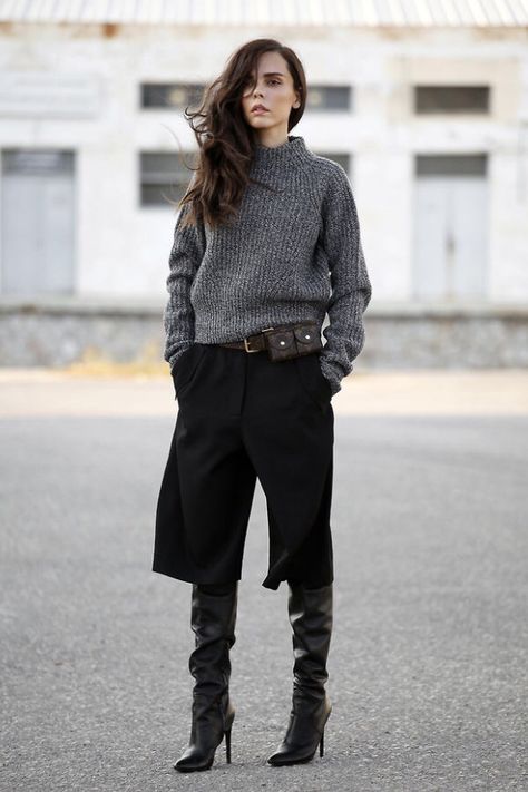 Black Culottes Outfit, Black Pants Work Outfit, Black Pants Work, How To Wear Culottes, Culottes Outfit, Black Culottes, Wear Black Dresses, Chique Outfit, High Heeled Boots