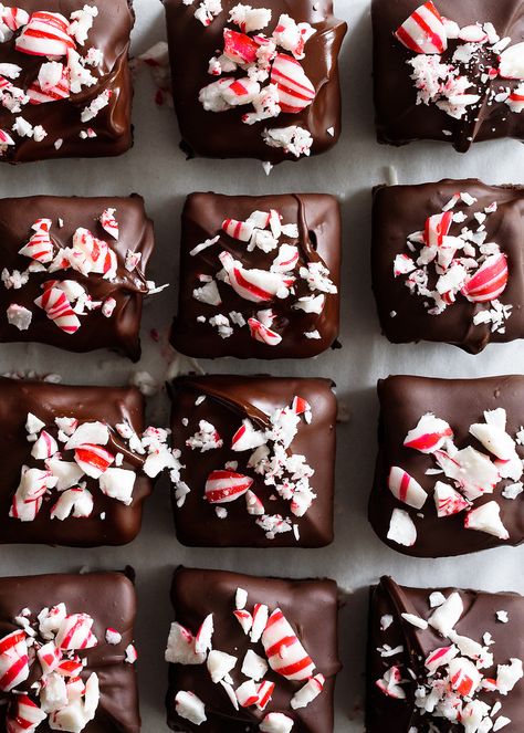 Holiday Peppermint Bark Brownie Bites via forkknifeswoon.com Peppermint Bars, Marshmallow Brownies, Easy Dessert Recipes Christmas, Crushed Peppermint, Christmas Dessert Table, Christmas Brownies, Resep Brownies, Christmas Desserts Easy, Homemade Brownies