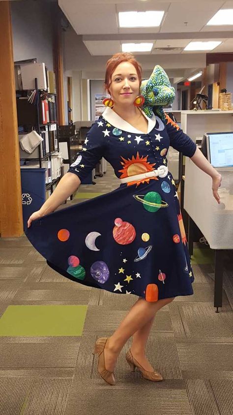 Ready for today's field trip class? My Halloween costume this year - Miss Frizzle! - Imgur Ms Frizzle Costume, Miss Frizzle Costume, All Black Halloween Costume, Black Dress Halloween Costume, Miss Frizzle, Ms Frizzle, Black Halloween Costumes, Halloween Costumes For Work, Teacher Halloween Costumes