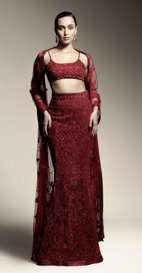 Red Outfit For Party, Bodycon Lehenga Design, Royal Lehnga Designs, Velvet Wedding Dress Indian, Bodycon Lehenga, Roka Outfits, Red Carpet Dresses Elegant, Indian Cocktail Dress, Trendy Outfits Indian