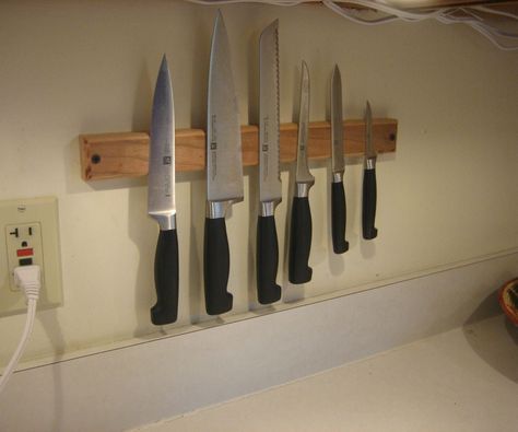 Knife Holder Diy, Dapur Rustic, Magnetic Knife Rack, Magnetic Knife Blocks, Magnetic Knife Holder, Diy Knife, Knife Rack, Wooden Knife, Knife Holder