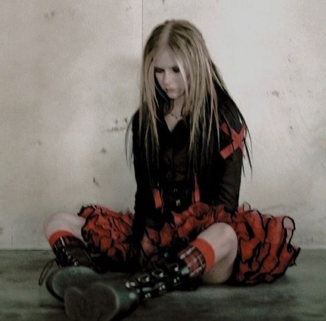 Avril Lavigne Aesthetic, Princesa Emo, Chicas Punk Rock, Avril Lavingne, 2000s Punk, Avril Lavigne Style, Emo Princess, Rock Princess, Punk Aesthetic