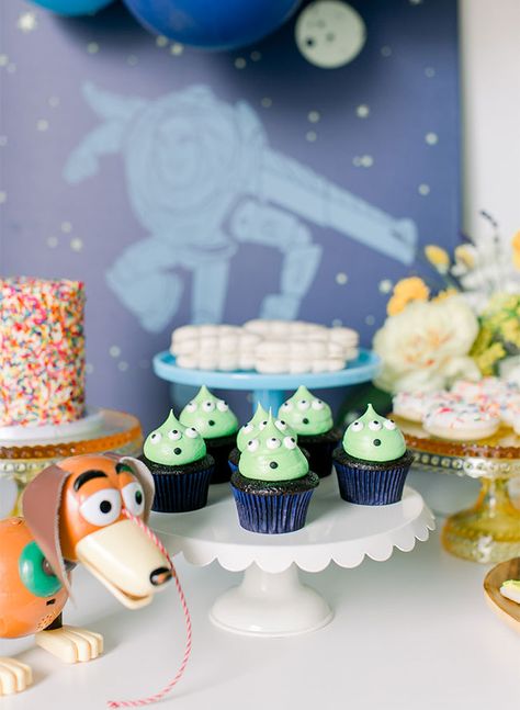 Movie Premiere Party, Alien Cupcakes, 4de Verjaardag, Disney Birthday Party, Toy Story Alien, Toy Story Birthday Party, Disney Birthday, Toy Story Birthday, Toy Story Party