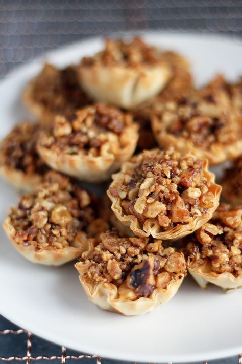 Walnut Baklava Cups Best Baklava Recipe, Greek Baklava, Phyllo Dough Recipes, Phyllo Cups, Baklava Recipe, Puff Recipe, Mini Tart, Phyllo Dough, Dessert Cups