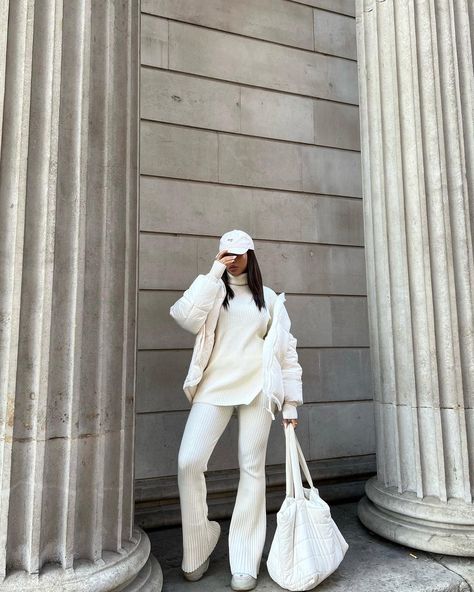 Lozvassallo|Minimal streetsyle’s Instagram photo: “Wrapping up in cosy neutral knits is my favourite 🤍 Obsessed with this full fit from @hm Ad” Minimalist Classy Outfit, Neutral Knits, Cold Clothes, Beige Clothes, Everday Style, Winter White Outfit, Padded Jacket Women, Shooting Ideas, Minimal Street Style