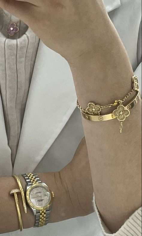 Van Clef Aesthetic, Van Cleef Gold Earrings, Cartier Van Cleef Stack, Vca Bracelet Stack, Van Cleef Gold Bracelet, Gold Van Cleef Necklace, Van Cleef Arpels Aesthetic, Van Cleef Necklace Layering, Van Cleef And Cartier